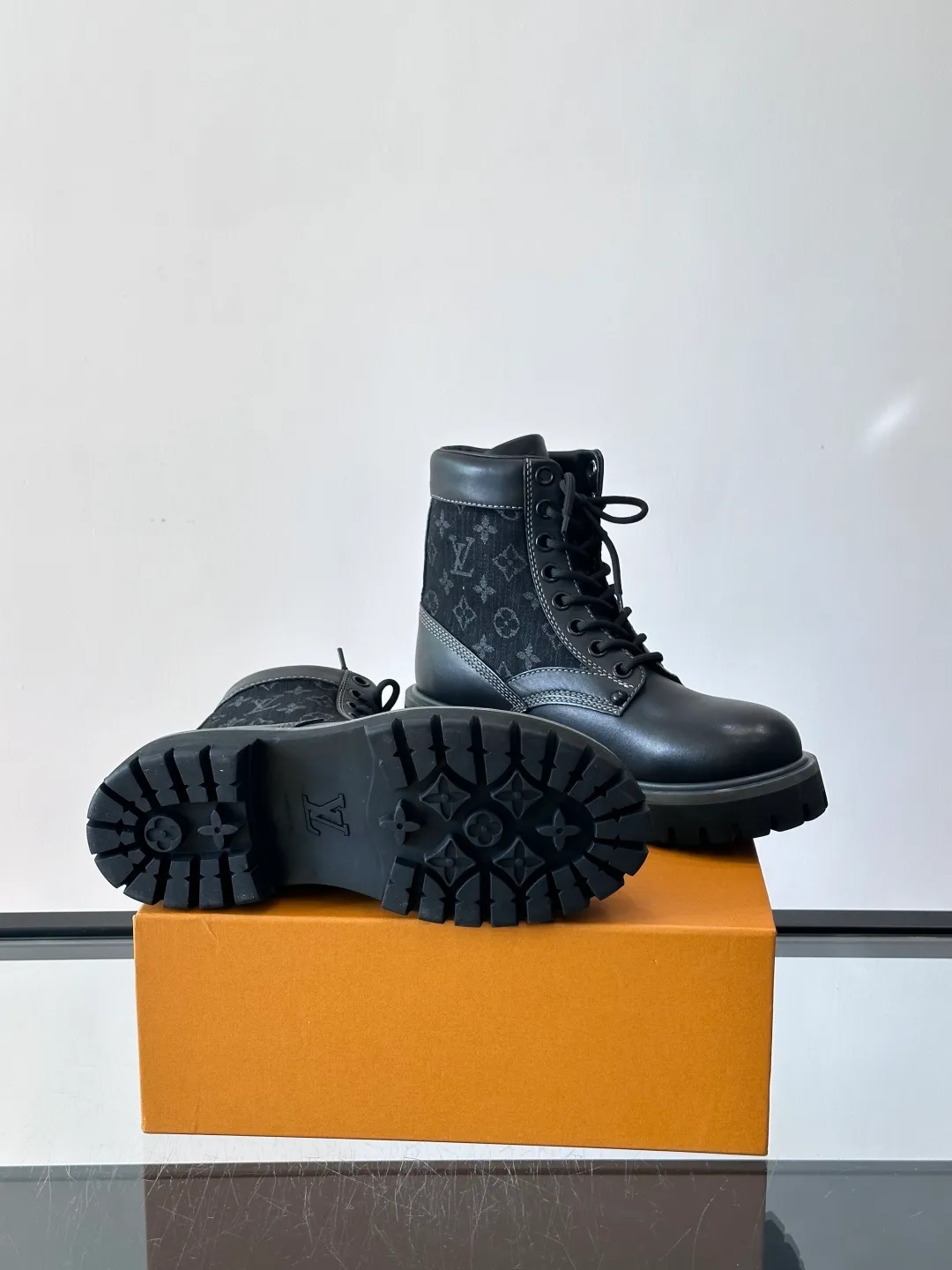 [L Home] Top P: 920💰 Size: 39-44 (45 can be customized) LOUIS VUITTON Louis Vuitton ss25 LV Donkey brand new thick-soled lace-up big-toe shoes men's casual shoes high-top short boots. These boots are crafted from top-grain calf leather for a lightweight and comfortable fit. The thick EVA outsole is embellished with eye-catching ridges, and the trendy attitude of being both strong and soft makes it an everyday choice. ✔Upper: imported first-layer cowhide ✔Lining: cowhide ✔Outsole: original molded outsole
